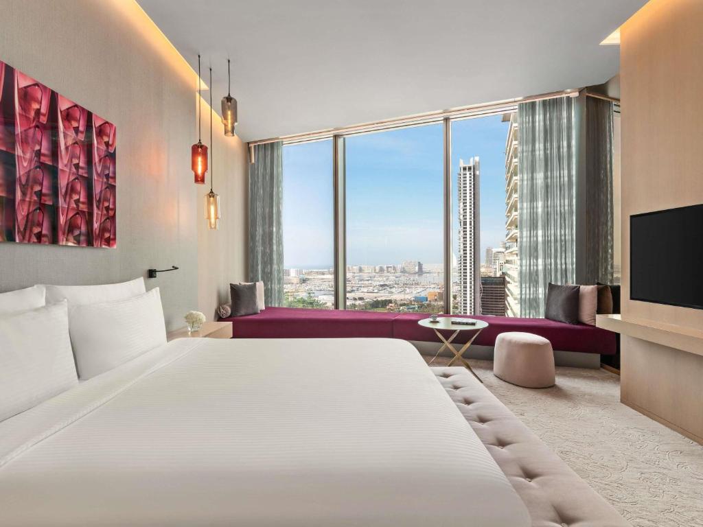 One Bedroom Deluxe Suite - Image 9