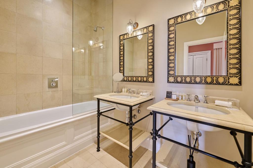 Suite with Balcony - Image 6