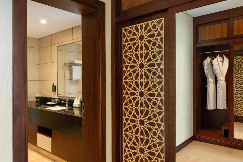 One Bedroom Apartment Burj Khalifa View - Image 4