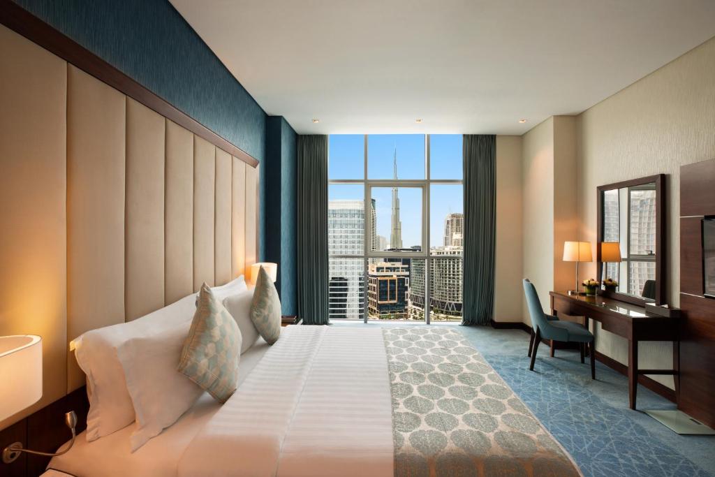 Three Bedroom Apartment Burj Khalifa View - Image 1