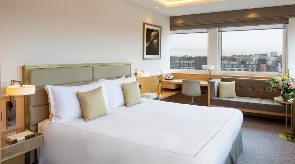 Deluxe Corner Room