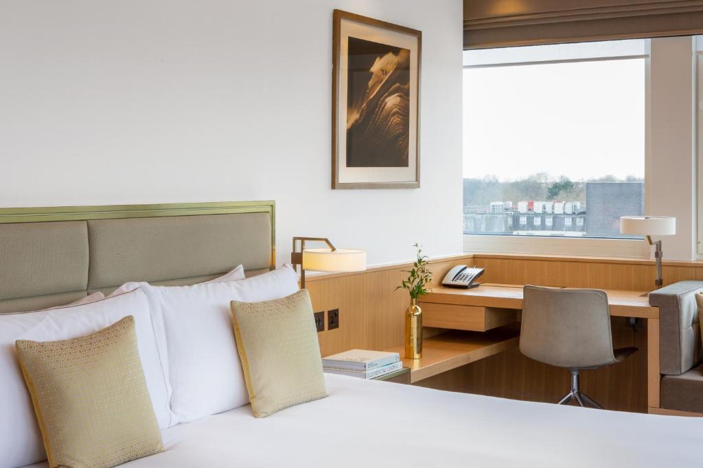 Deluxe Corner Room - Image 3