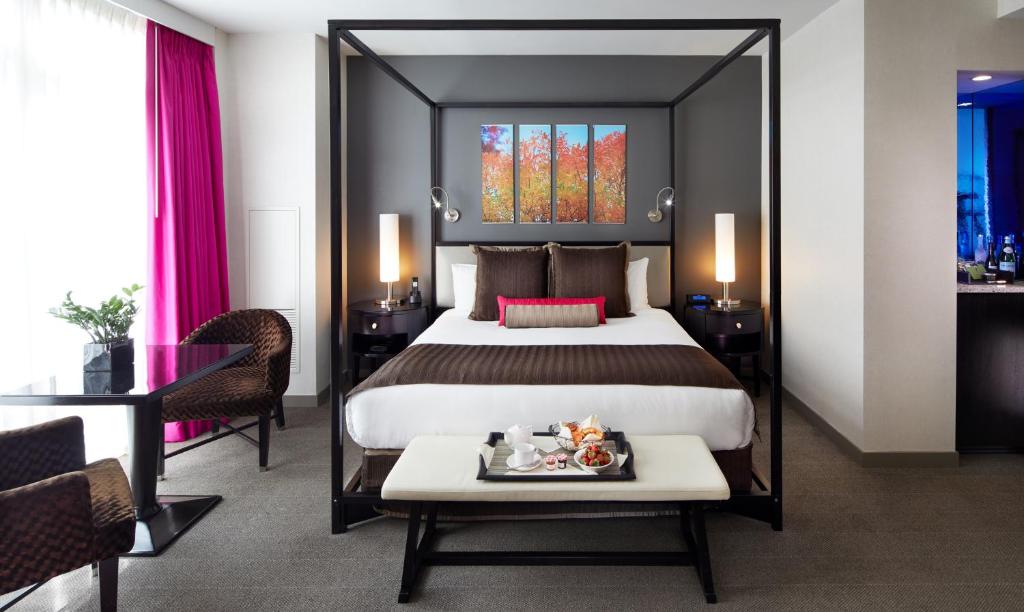 Deluxe King Room - Image 2