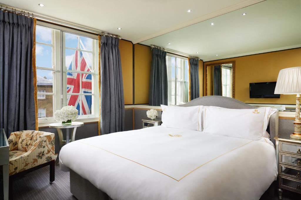 Royal Mews View Classic Double - Image 9