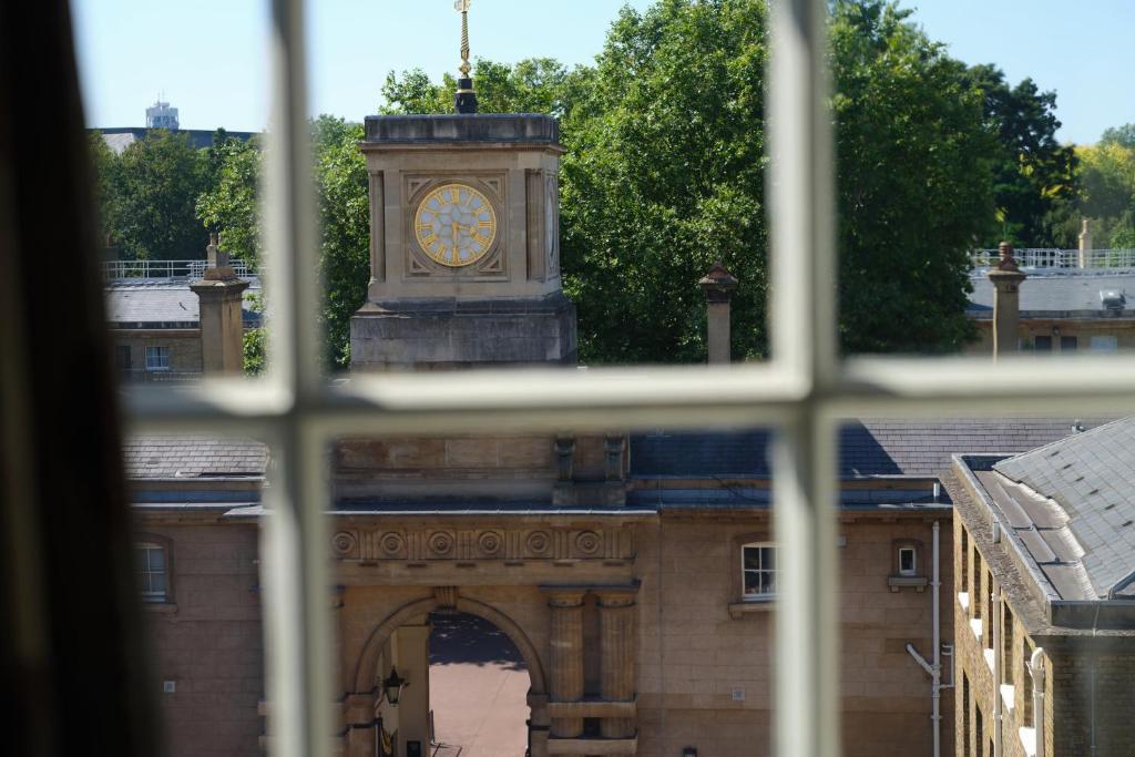 Royal Mews View King Room - Image 11