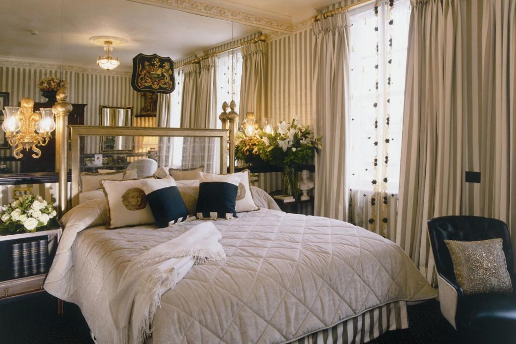 Royal Themed King Room - Image 4