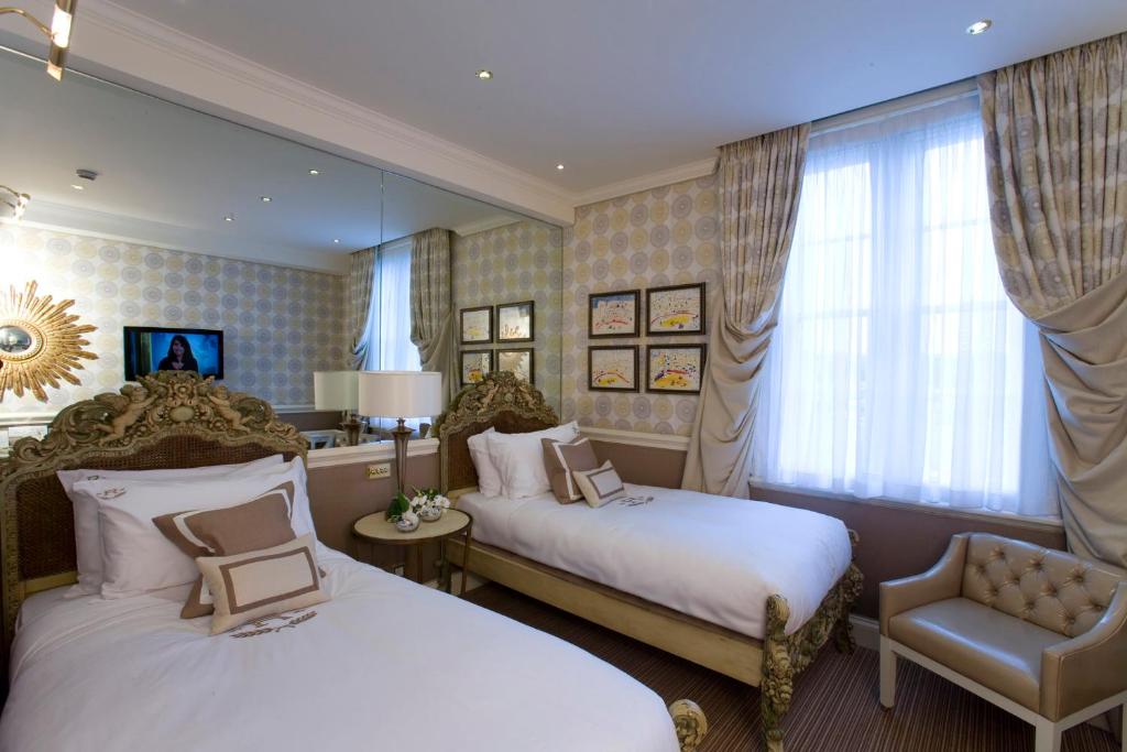 Superior Twin Room - Image 4