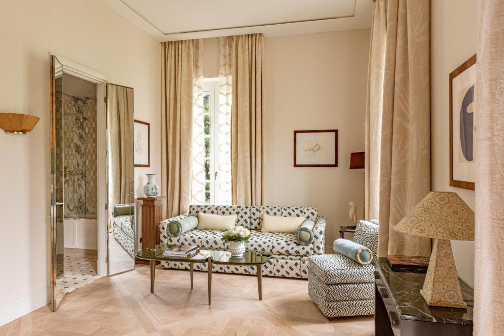 Deluxe Room - Image 4