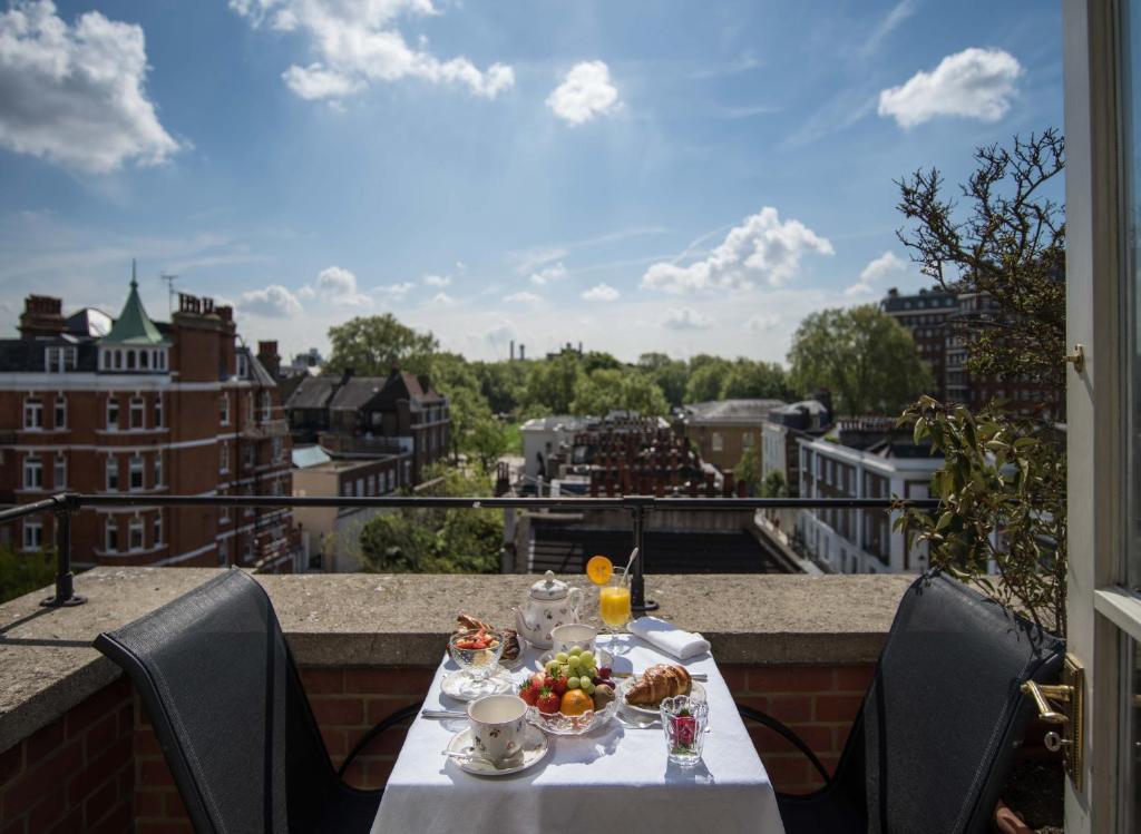 Deluxe Double Room with Balcony - Image 2