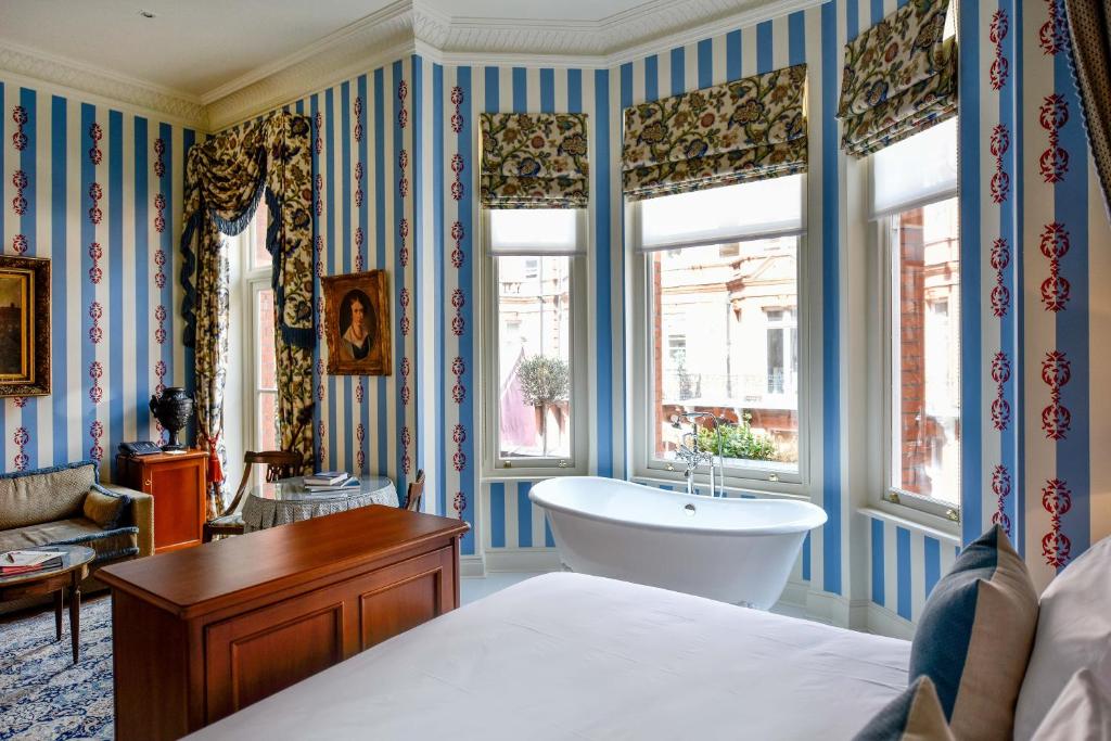 Deluxe Double Room with Balcony - Image 3