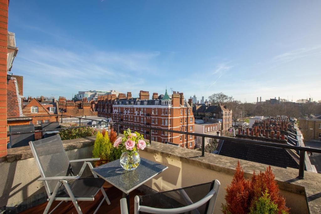 Deluxe Double Room with Balcony - Image 4