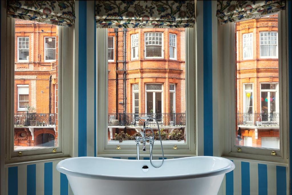 Deluxe Double Room with Balcony - Image 6