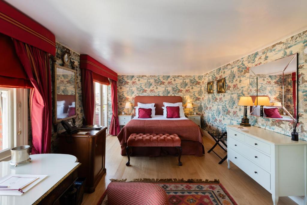 Deluxe Double Room with Balcony - Image 8