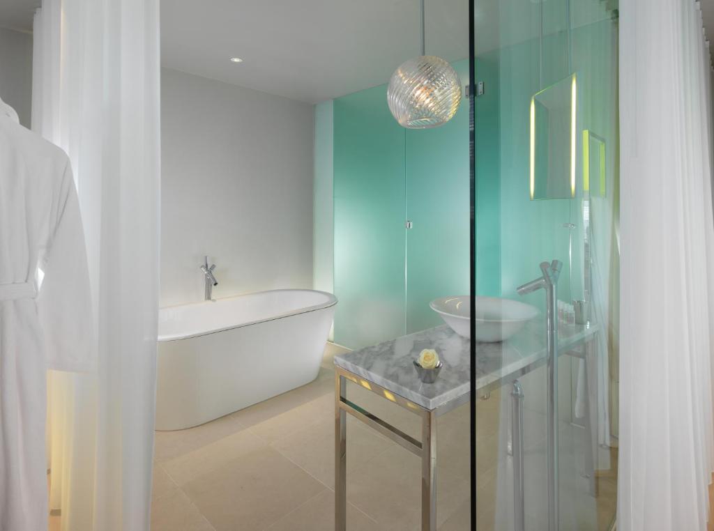 Deluxe Room - Image 3