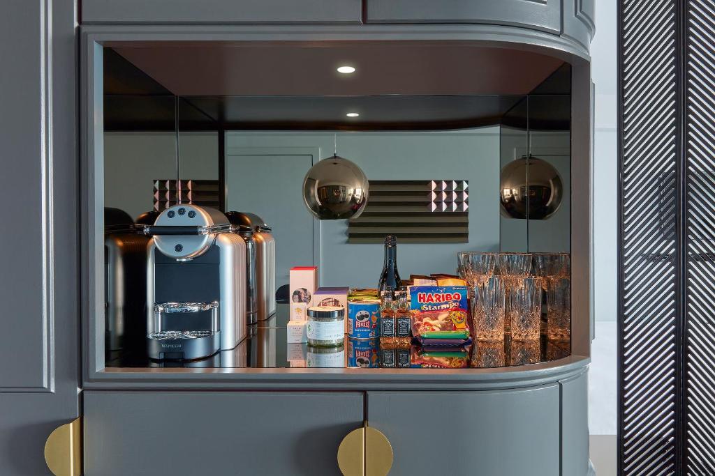One-Bedroom Suite - Image 4