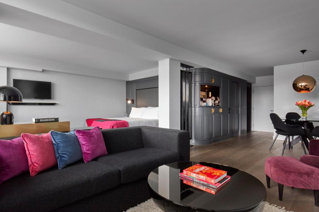 Suite with River View - Image 4