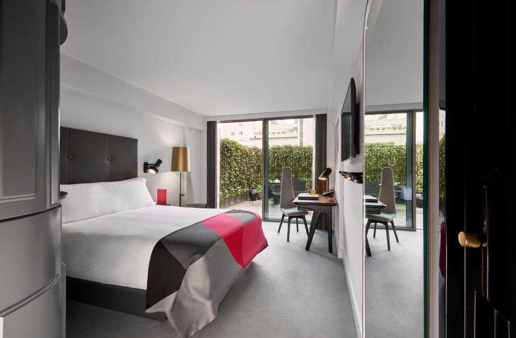 Superior Double Room with Private Patio - Image 1