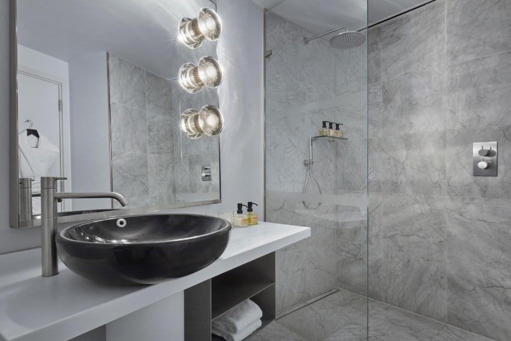 Superior Double Room with Private Patio - Image 6