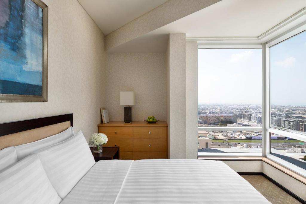 Three-Bedroom Apartment with Sea View - Image 3