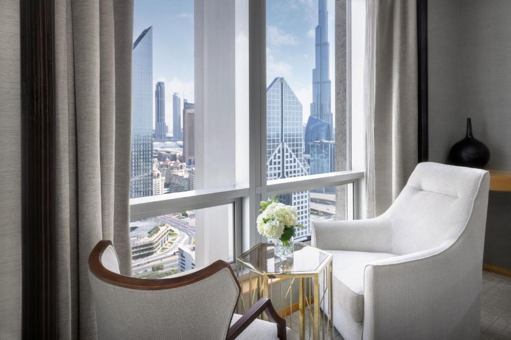 Deluxe King Room with Burj Khalifa View - Image 6
