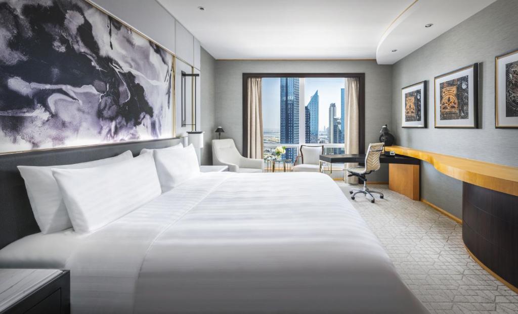 Deluxe King Room with Burj Khalifa View - Image 7