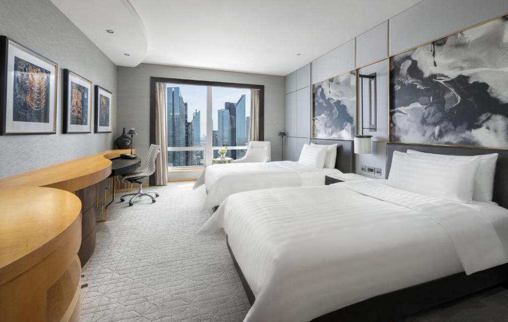 Deluxe Twin Room with Burj Khalifa View - Image 4