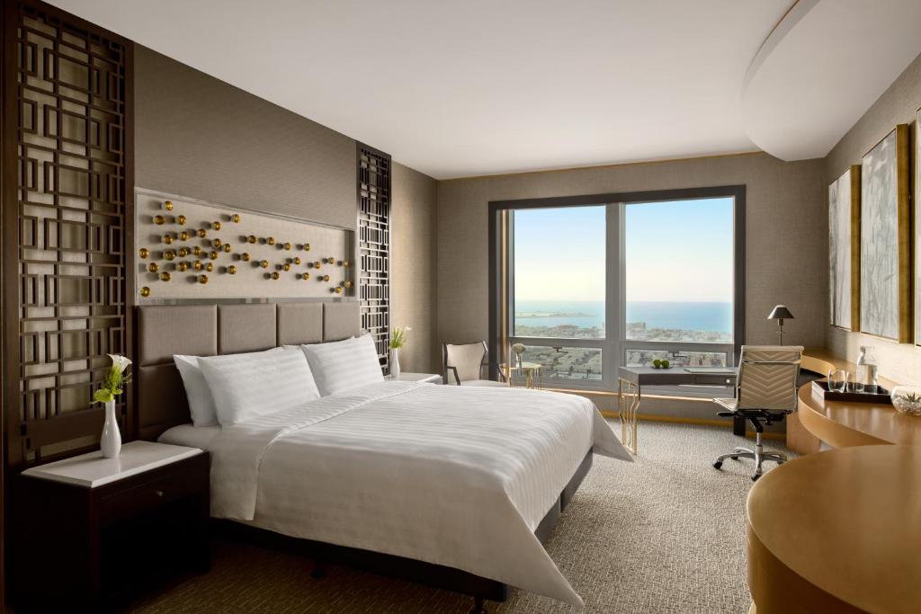 Horizon King Club Room - Lounge Access - Image 3