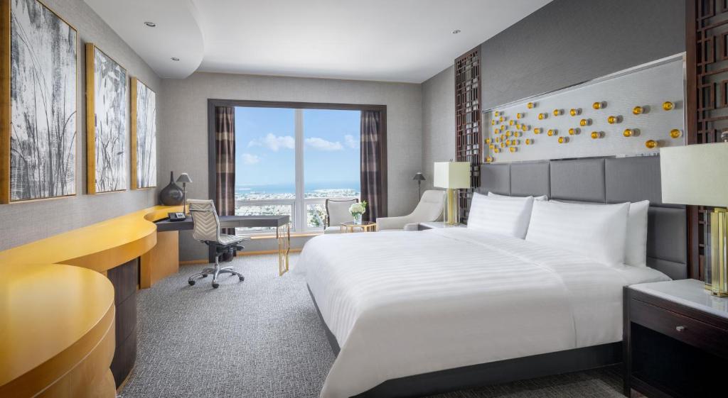 Horizon King Club Room - Lounge Access - Image 7