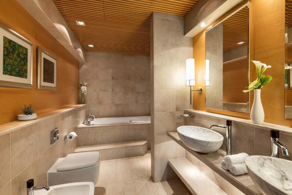 One-Bedroom Club Suite - Lounge Access - Image 8