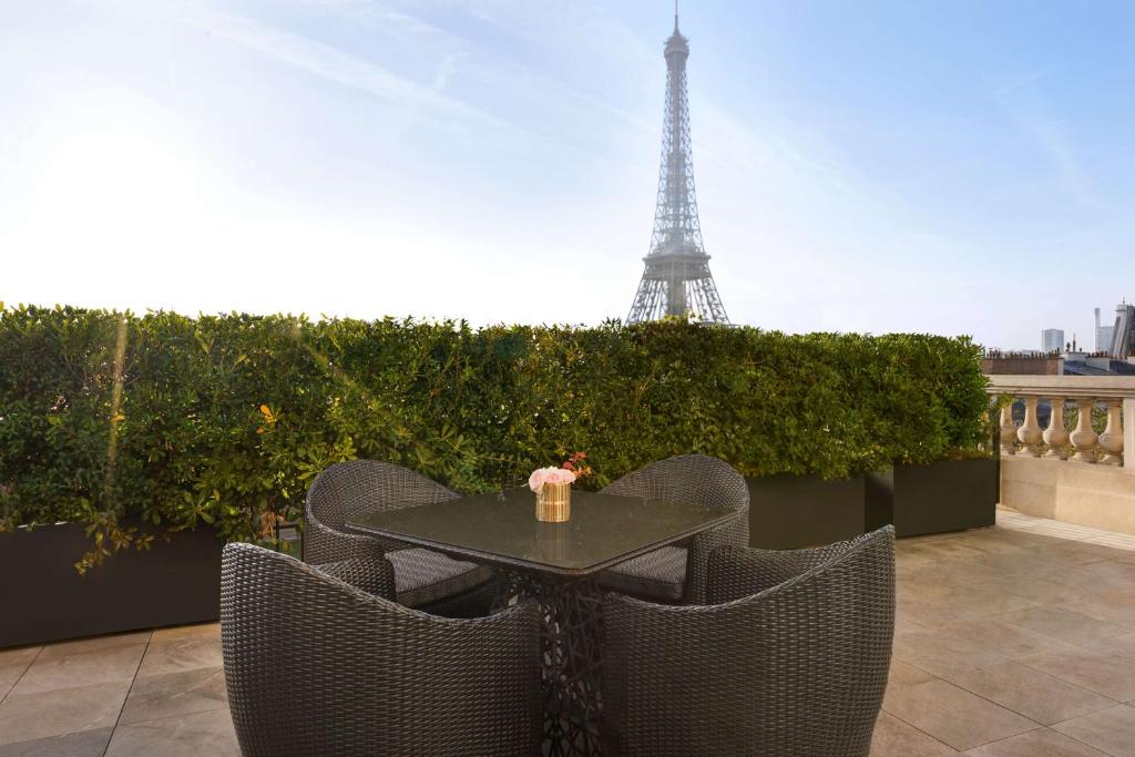 Duplex Terrace Eiffel view Suite - Image 4