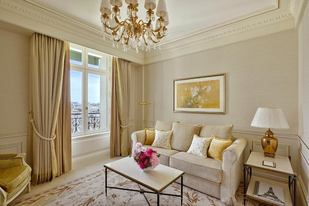 Junior Suite with Paris View - Image 1