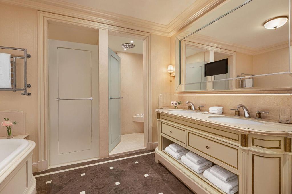 Junior Suite with Paris View - Image 3