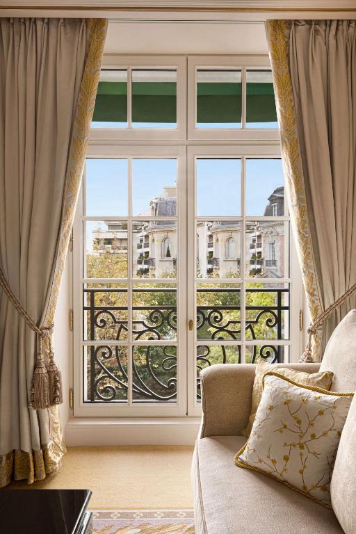 Junior Suite with Paris View - Image 4