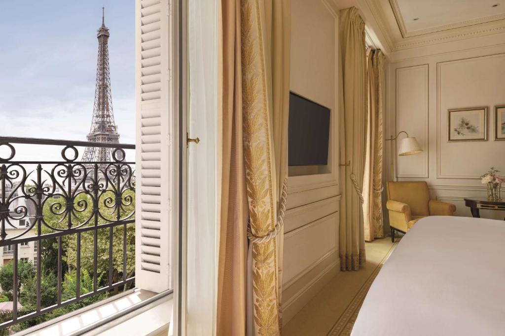 Junior Suite with Paris View - Image 6