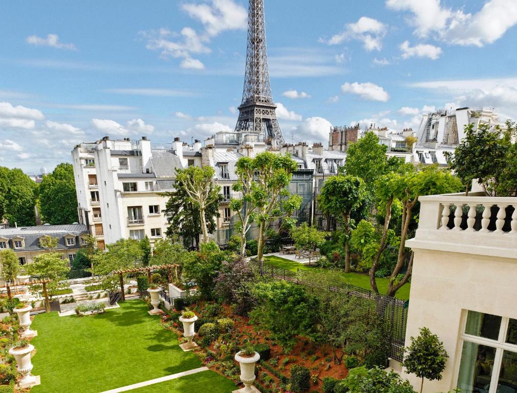 Junior Suite with Paris View - Image 7