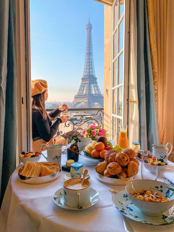 King Room With Eiffel Tower View - Image 1