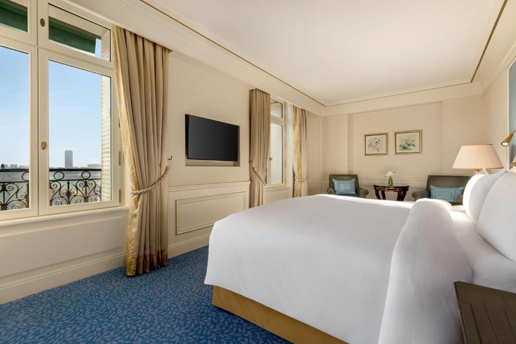 King Room With Eiffel Tower View - Image 4