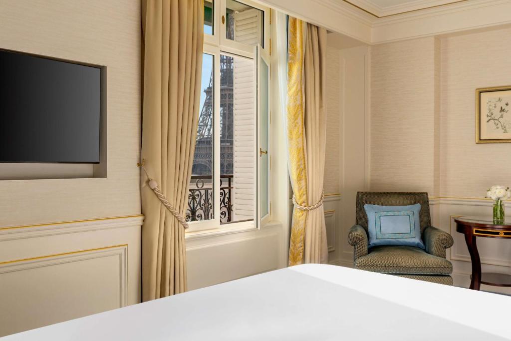 King Room With Eiffel Tower View - Image 5