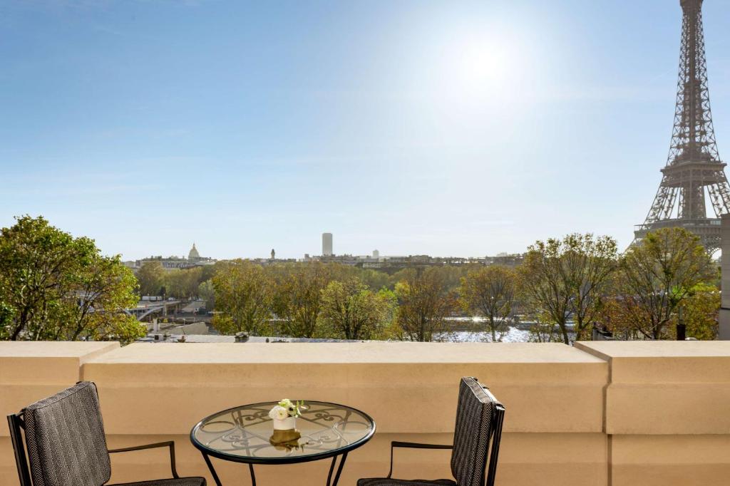 Terrace Eiffel View Room King - Image 6