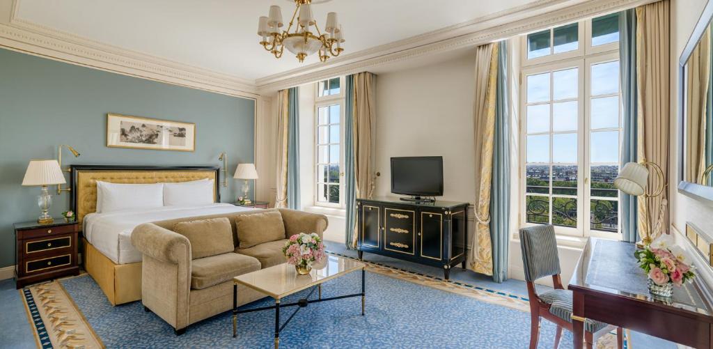 Twin Room with Eiffel Tower View - Image 1