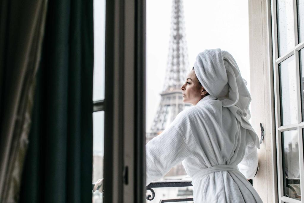 Twin Room with Eiffel Tower View - Image 2