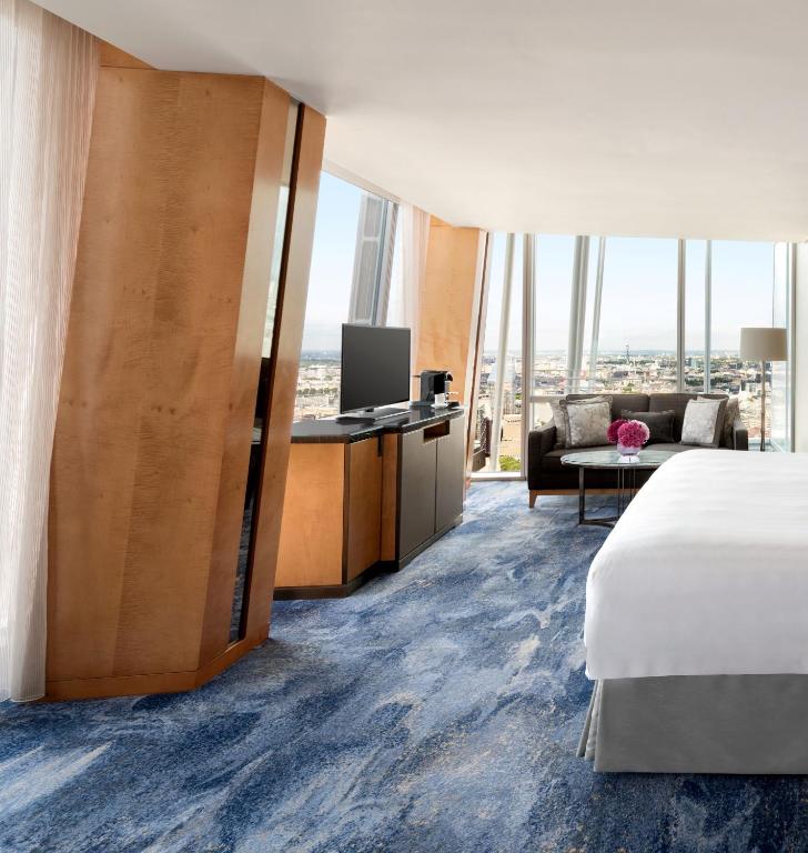 Deluxe King Room with City View - Image 3