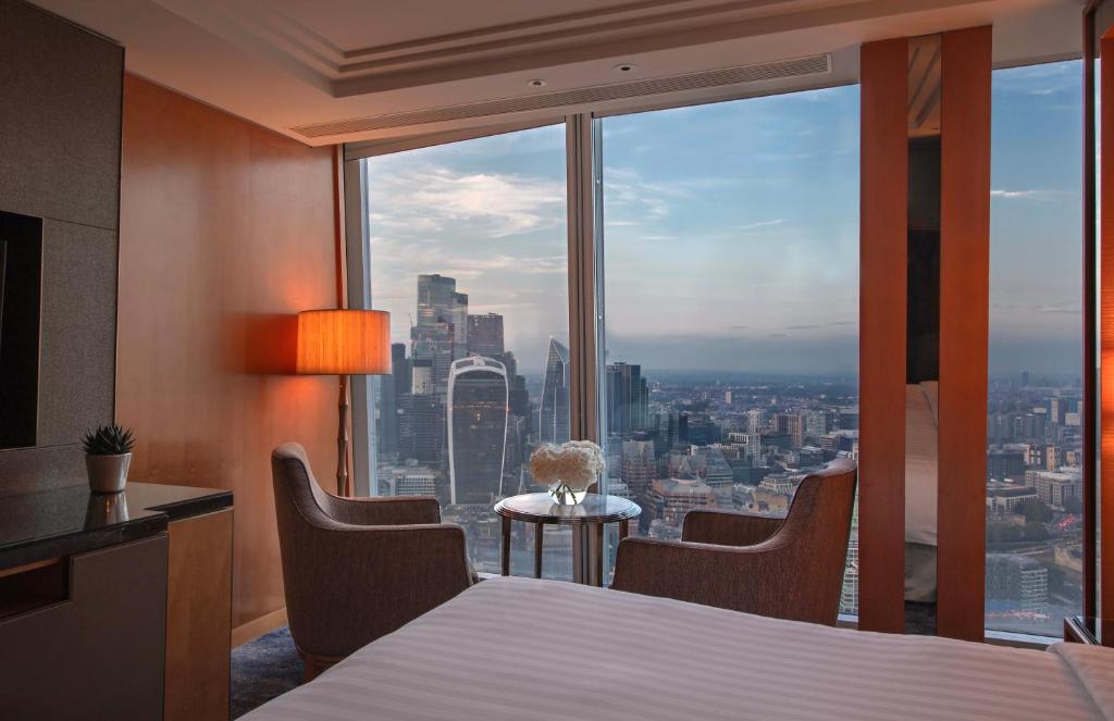 Deluxe King Room with City View - Image 1