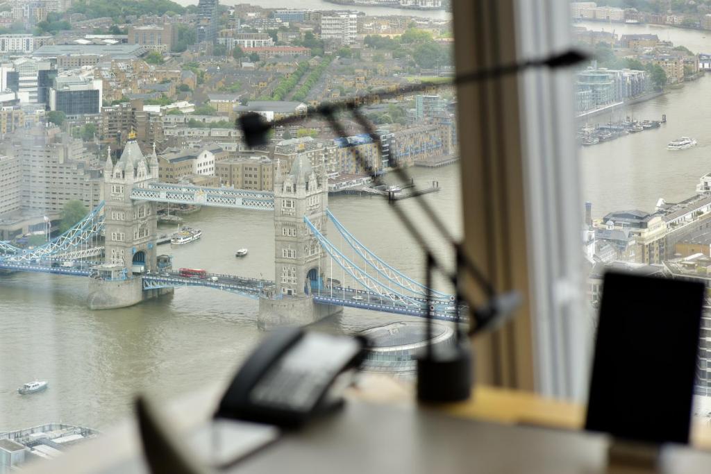 Premier Twin Room with City View - Image 4