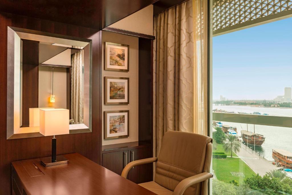 Club Room, Club lounge access, Guest room, 1 King - Image 2