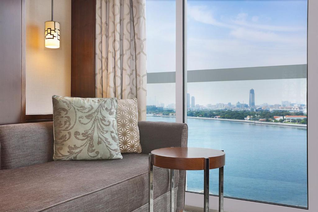 Club Room, Club lounge access, Guest room, 1 King - Image 4