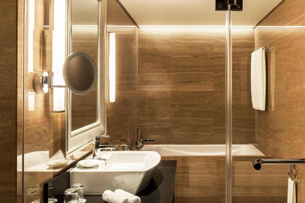 Club Room, Club lounge access, Guest room, 2 Twin/ single bed(s), Creek view - Image 3