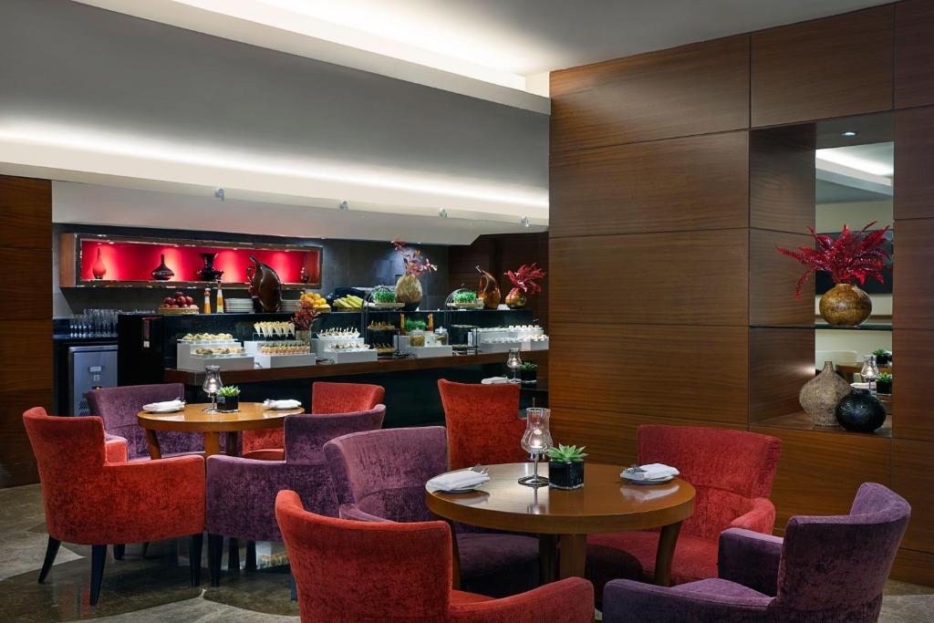 Club Room, Club lounge access, Guest room, 2 Twin/ single bed(s), Creek view - Image 6