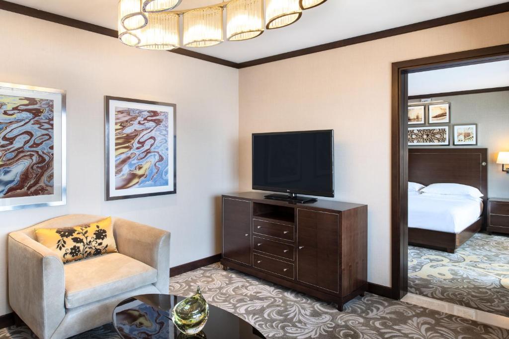 Executive Suite, Club lounge access, Suite, 1 King - Image 3