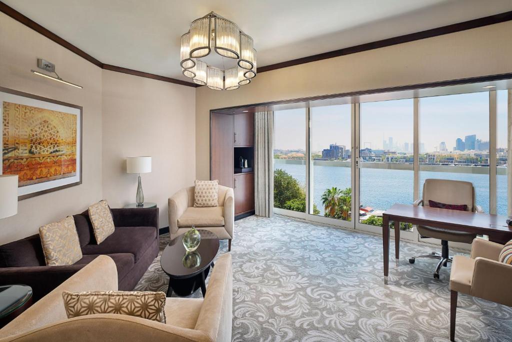 Executive Suite, Club lounge access, Suite, 1 King - Image 5